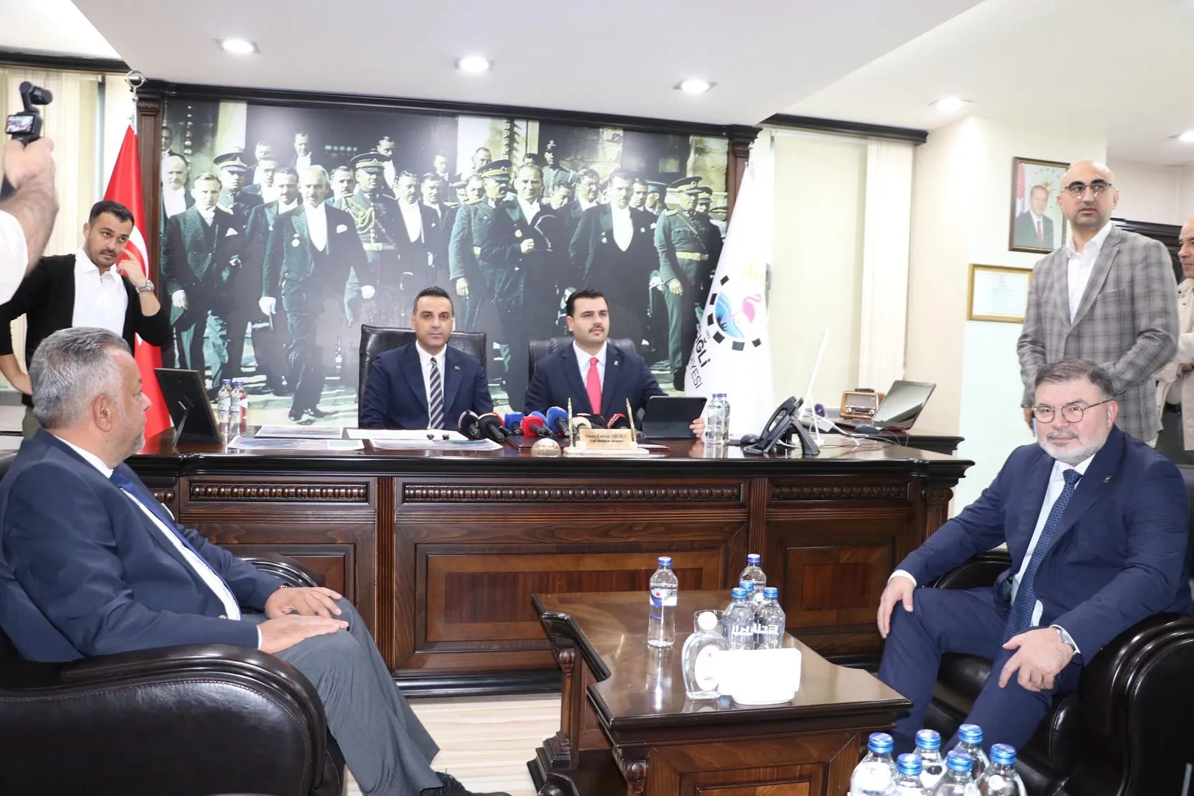 Siyasetin merkezinde sert rüzgarlar: İnan'dan Özel'e rüşvet çarkı çıkışı