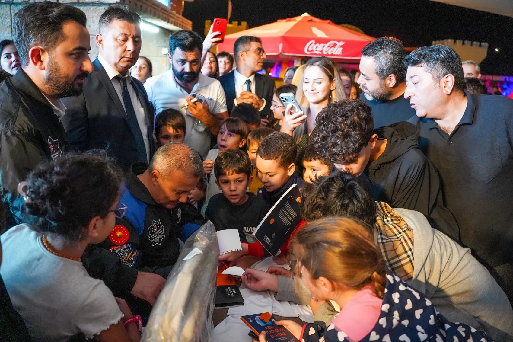 Minik zihinlerden dev sorular: Astronotlar Antalya'da çocukların merakına yenildi