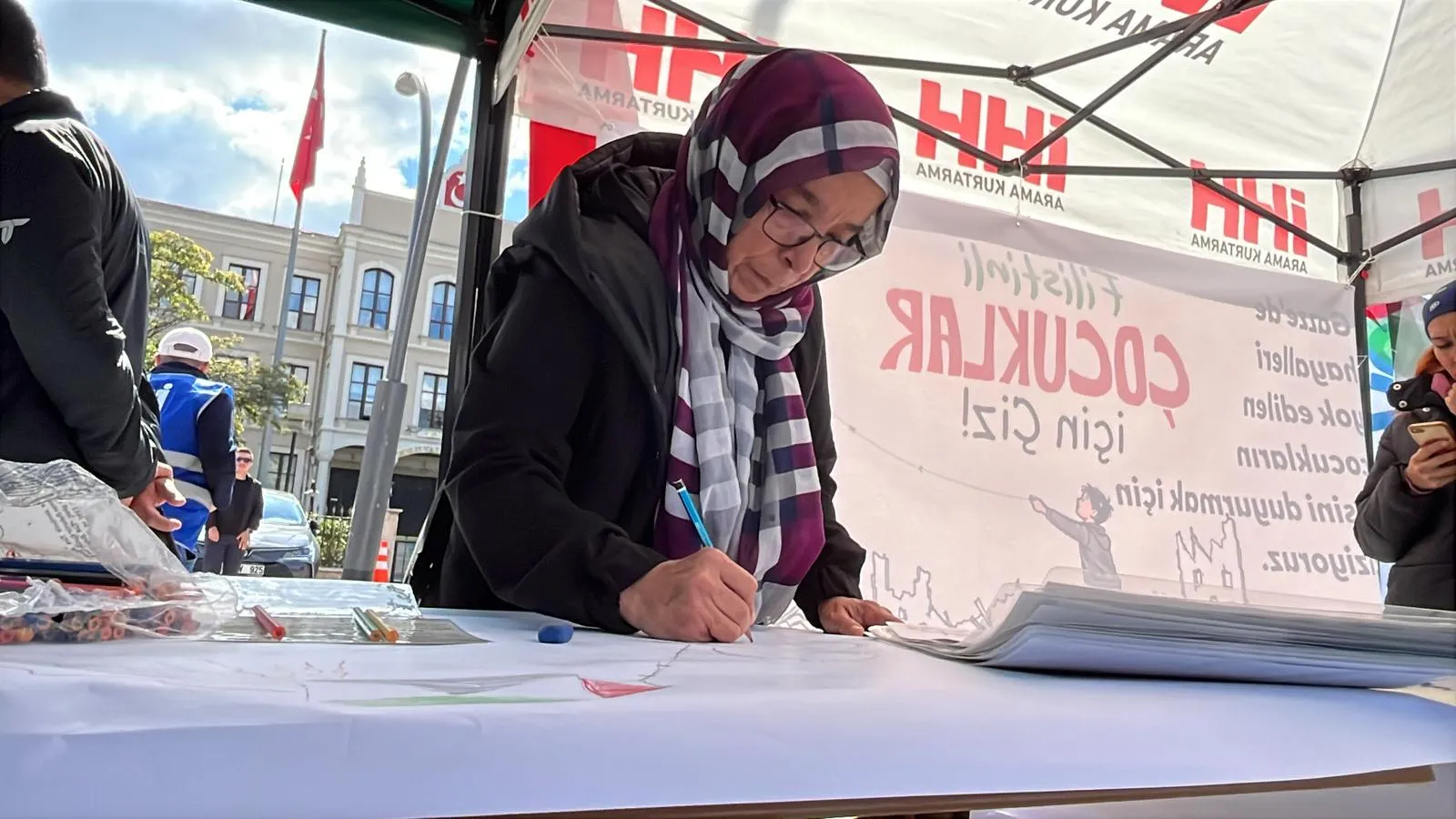 Bolu'nun minik elleri Gazze'deki akranları için fırçayı eline aldı