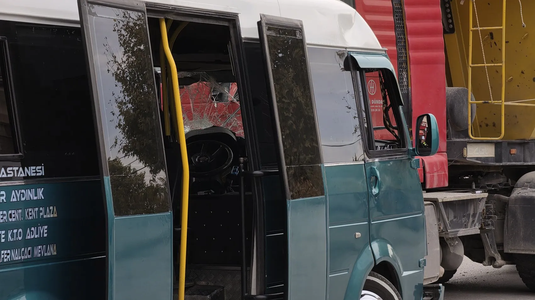 Selçuklu'da dehşet anları: Minibüs ve kamyon çarpışması kamerada