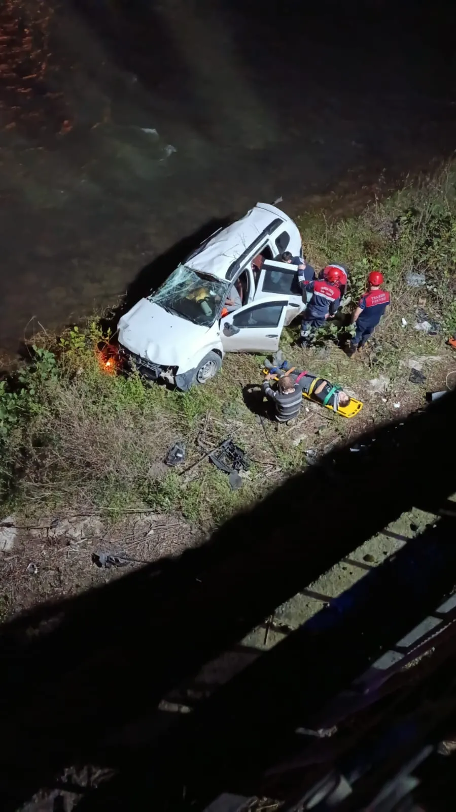 Araklı'da korku dolu anlar: Bariyerleri aşan cip dereye uçtu