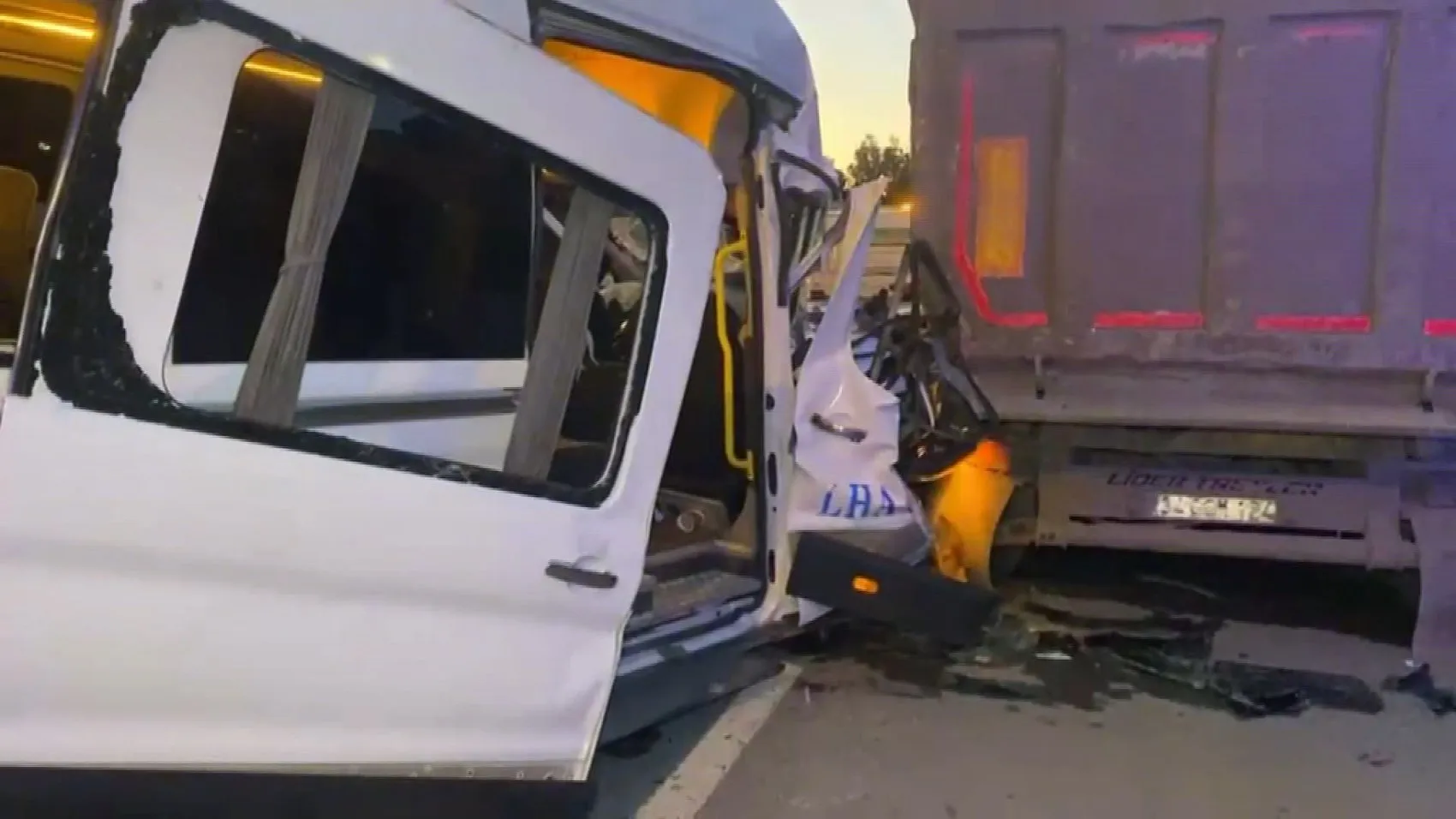 Arnavutköy'de dehşet anları: Servis minibüsünün kamyona çarptığı kaza kamerada