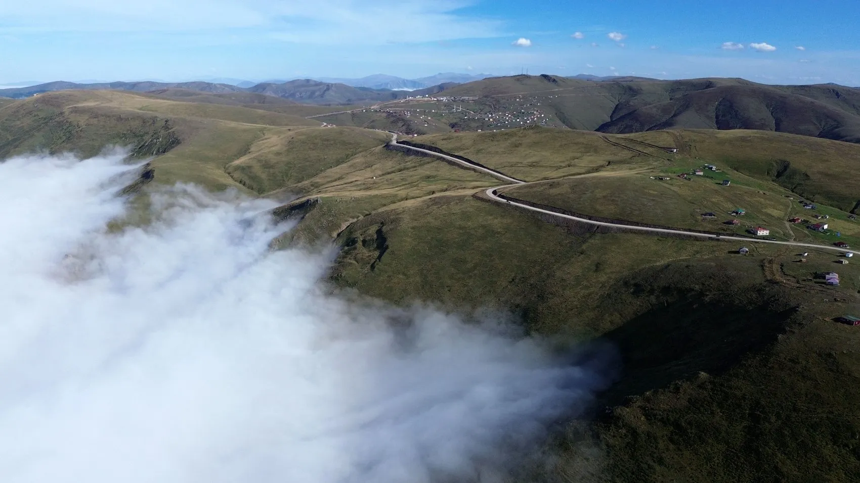 Karadeniz'in zirvesinde masalsı anlar: Sis bulutu yaylayı yuttu