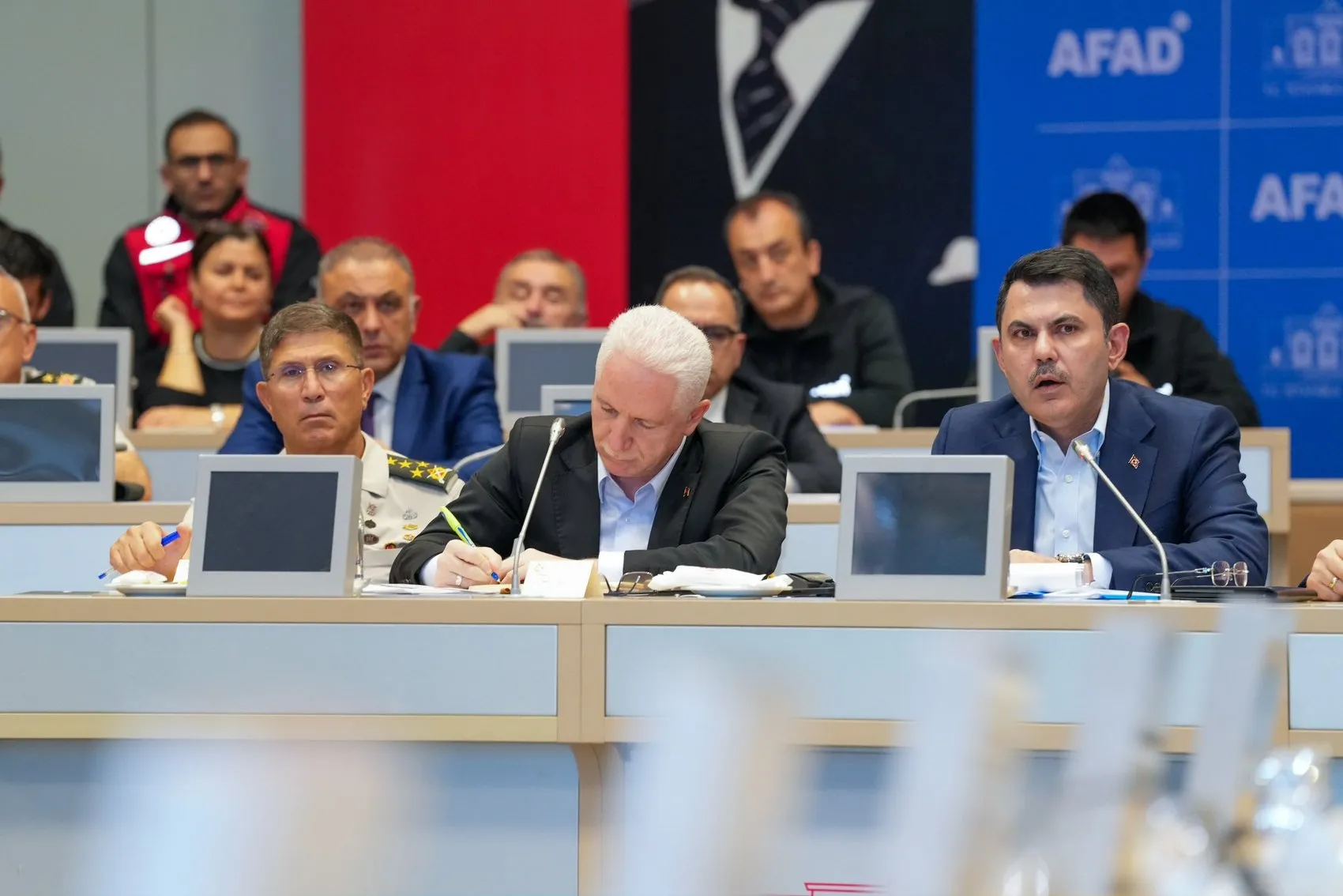 İstanbul'da sağanak alarmı: Bakan Kurum kriz masasını yönetti