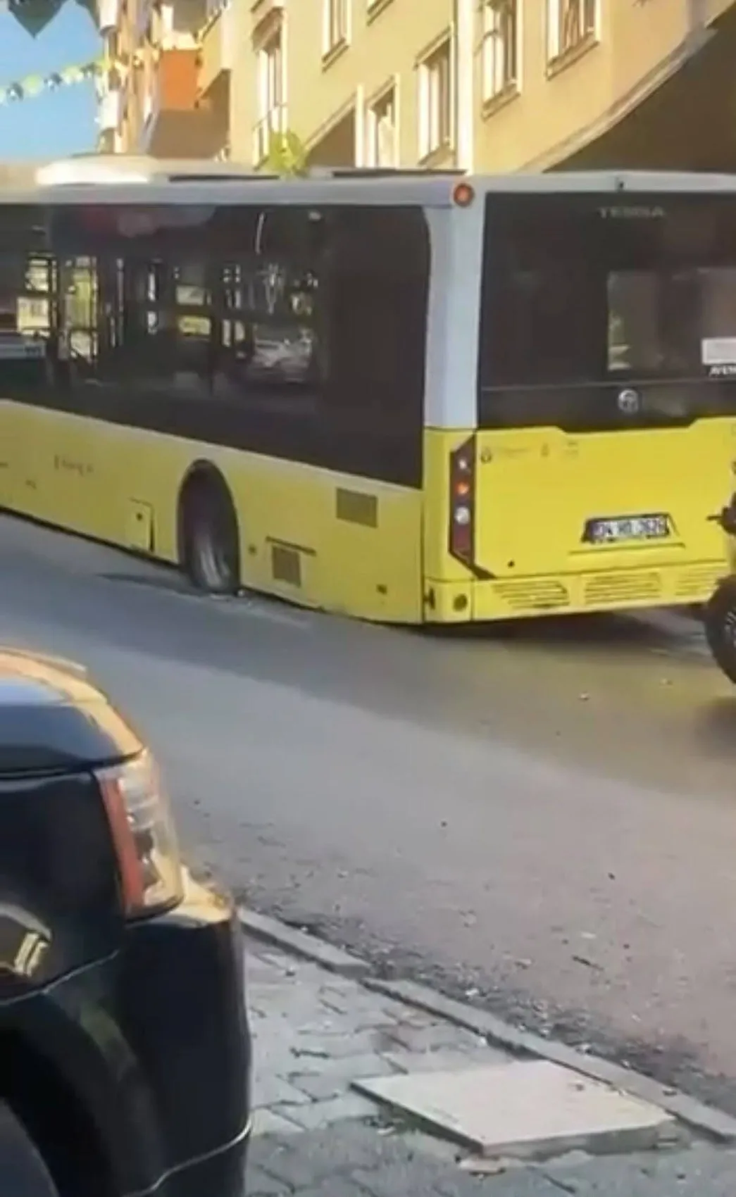 Maltepe'de yolun altı boşaldı: İETT otobüsü devasa çukura saplandı