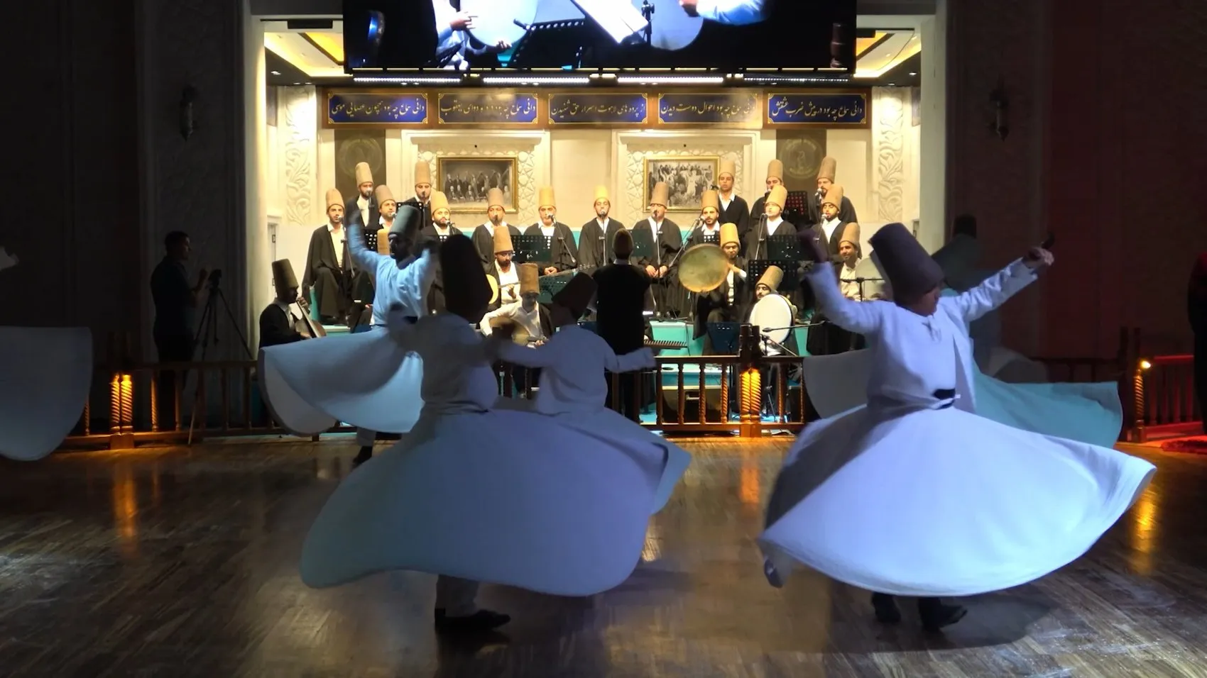 Şanlıurfa'da tarihi buluşma: Gazellerin yanık sesi opera ezgileriyle harmanlandı