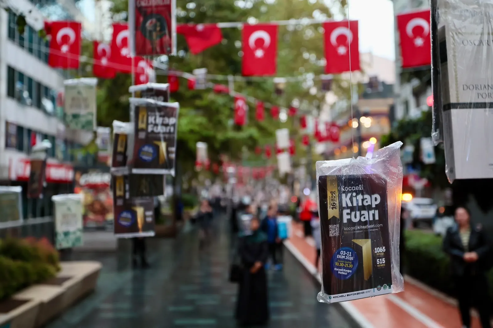 İzmit'in asırlık çınarları bu kez bilgi meyveleri verdi: 7 bin kitap dakikalar içinde tükendi