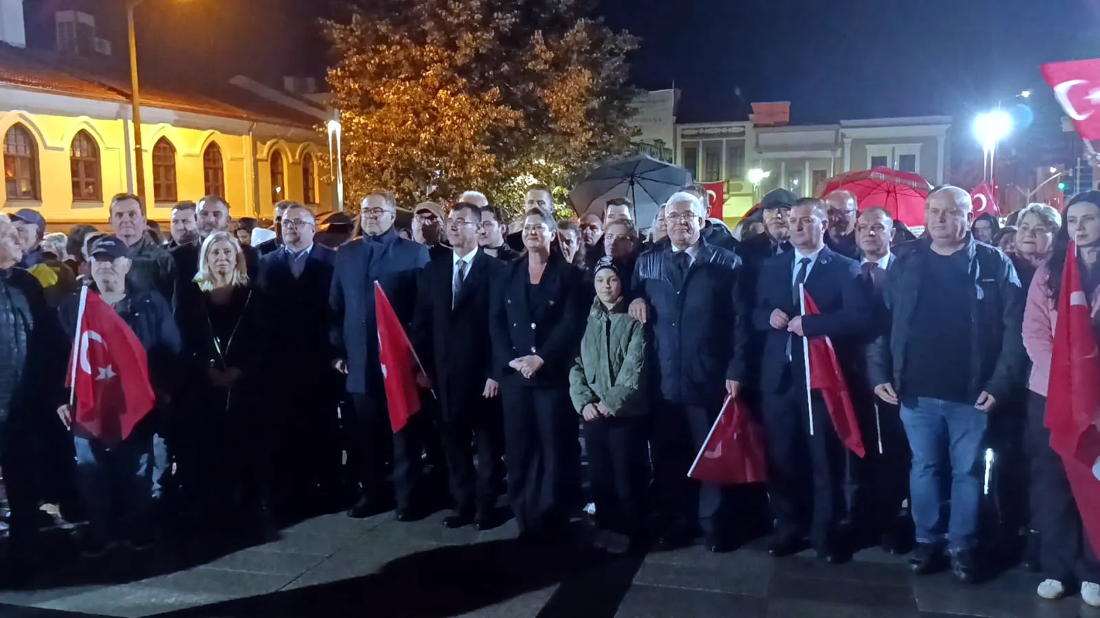 Edirne'de Cumhuriyet coşkusu: Gökyüzü aydınlandı, sokaklar marşlarla inledi