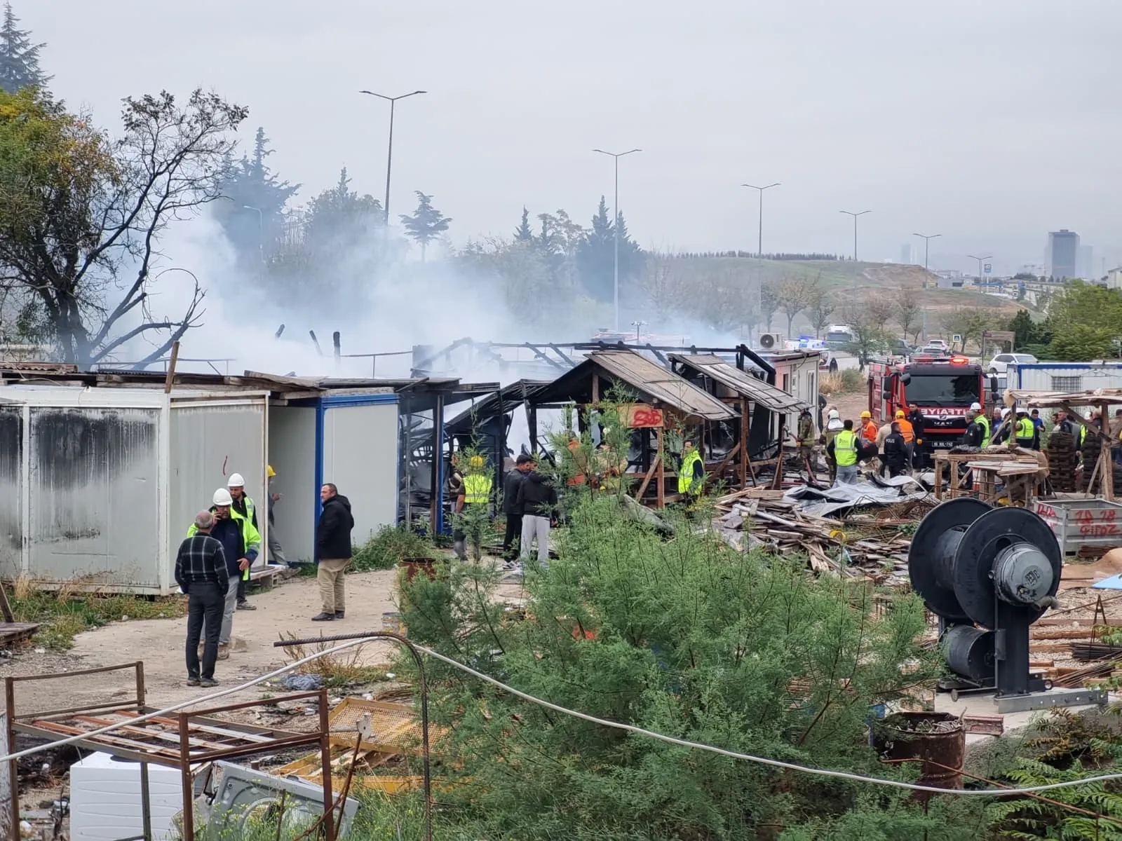 Yenimahalle'deki şantiyede korku dolu anlar: İşçiler mesaideyken alevler konteynerleri sardı