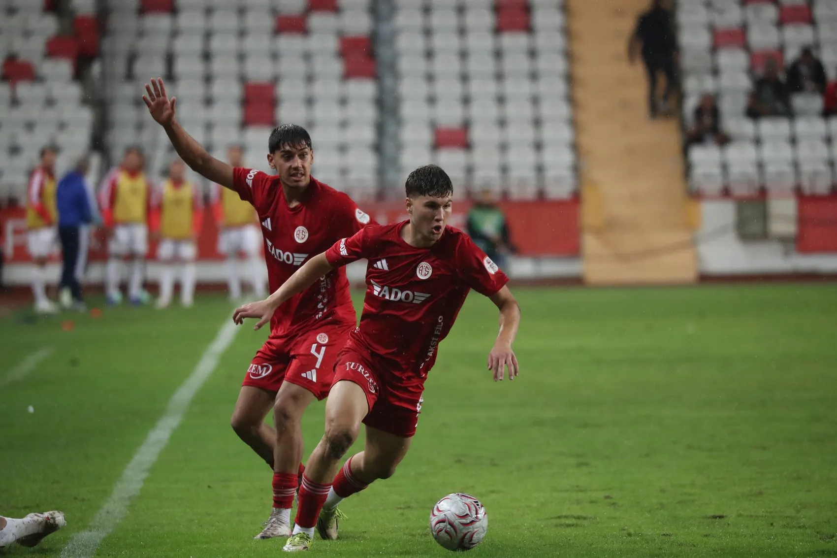 Lider Kayserispor Antalya deplasmanında gol olup yağdı