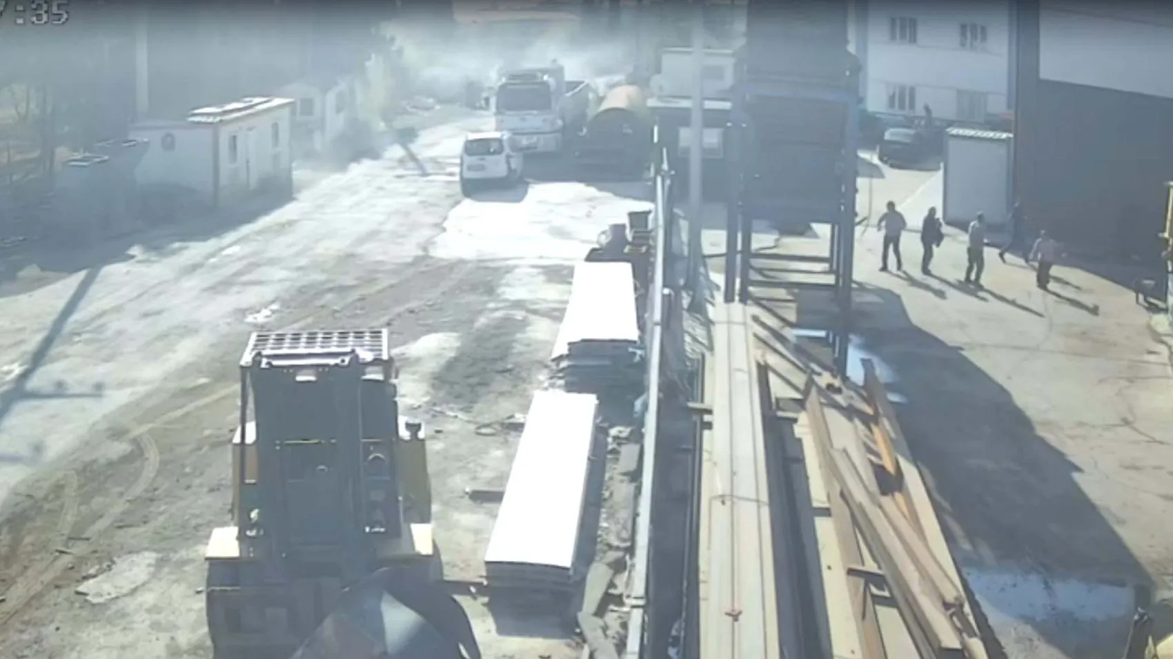 Torbalı'daki metal fabrikasında dehşet anları: Patlamanın şiddeti kameraya yansıdı