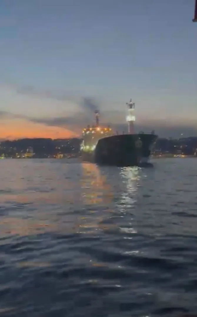 İstanbul Boğazı'nda korku dolu anlar: Dev tanker sürüklenmeye başladı