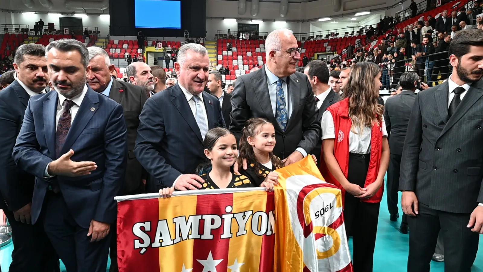 Kırıkkale'de dev finalle gelen görkemli açılış: Bakan Bak şampiyonu kutladı