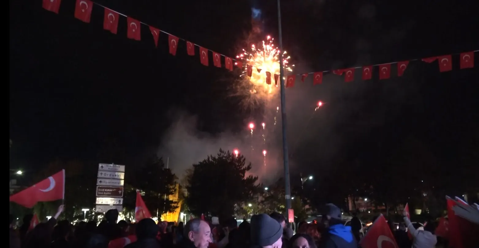 Cumhuriyetin doğduğu şehirde bayram coşkusu: Sivas sokakları kırmızı beyaza büründü