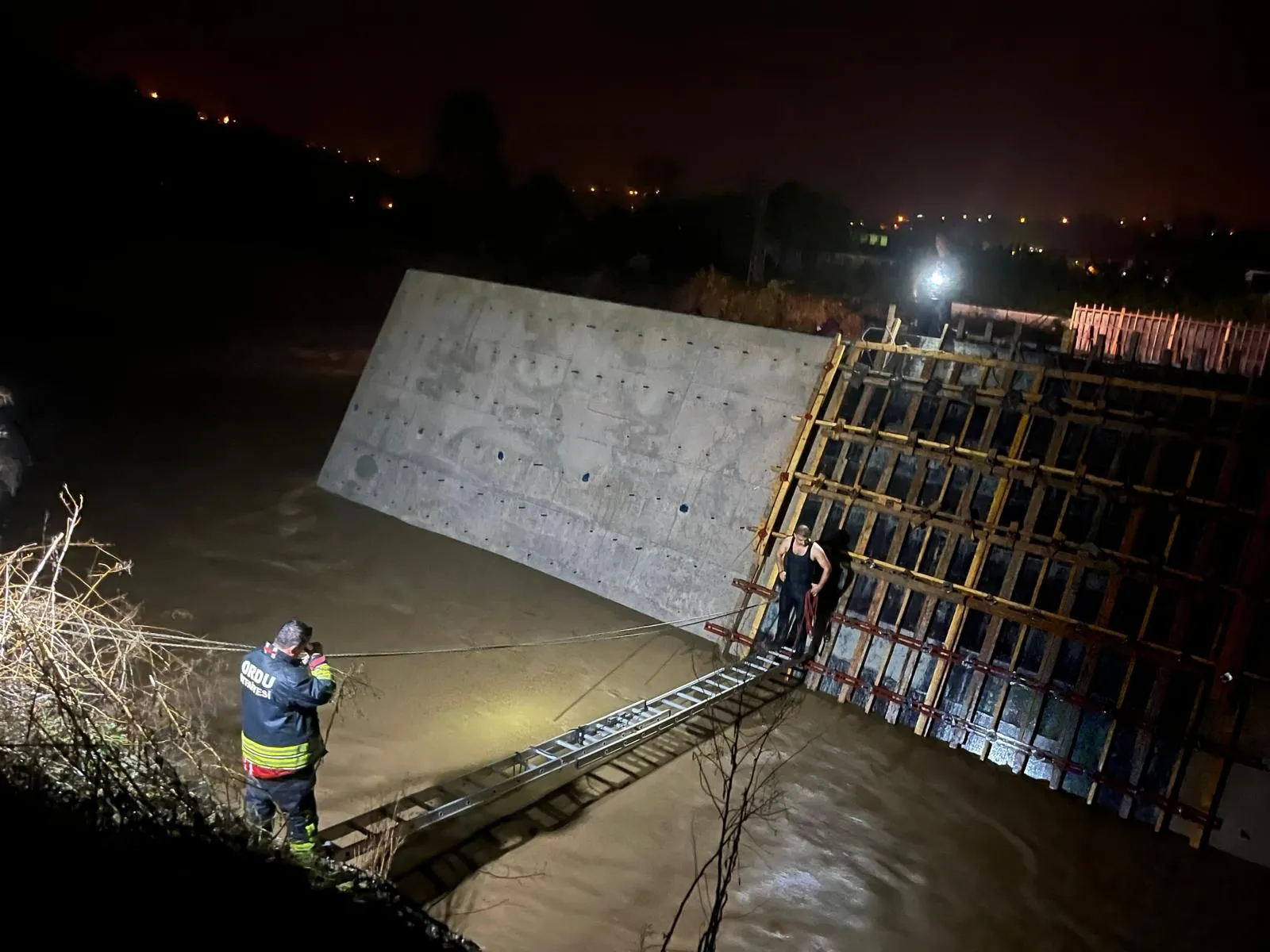 Fatsa'da korku dolu anlar: Yükselen sular arasında yaşam mücadelesi