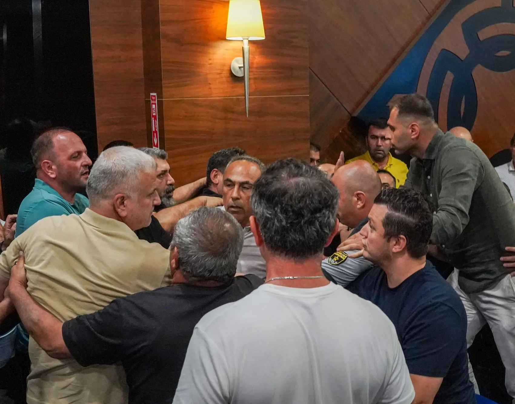 Konyaaltı'nda İpler Koptu: Belediye Meclisi'nde İstifa Sonrası Arbede