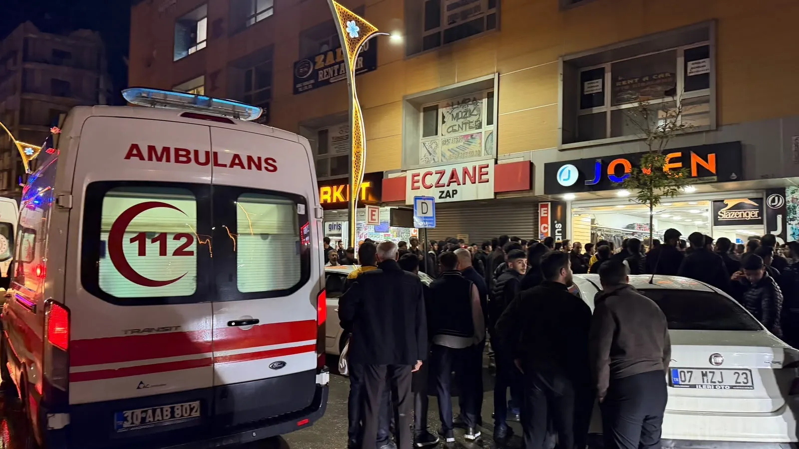 Yüksekova'nın merkezinde silahlı dehşet: Üç kişi hastanelik oldu
