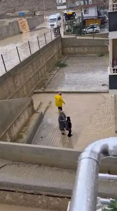 Tarsus'ta sağanak sürprizi: Göle dönen caddede şeffaf balonla yolculuk
