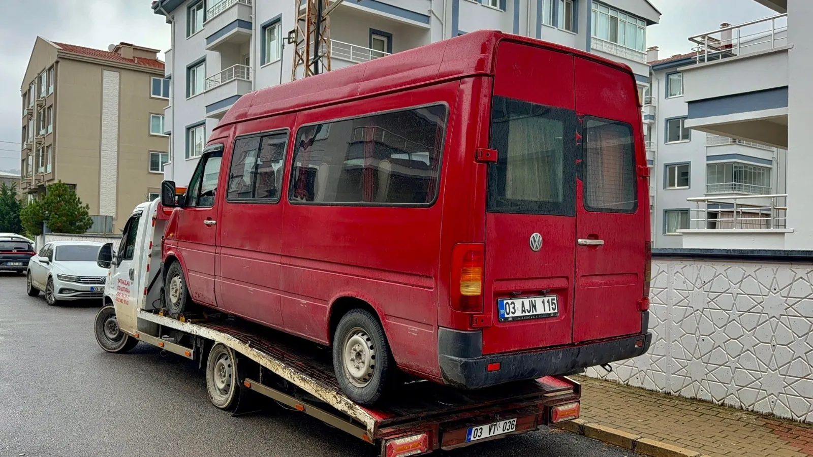Afyonkarahisar'da minibüs dehşeti: Öğrencilerin bulunduğu araç devrildi
