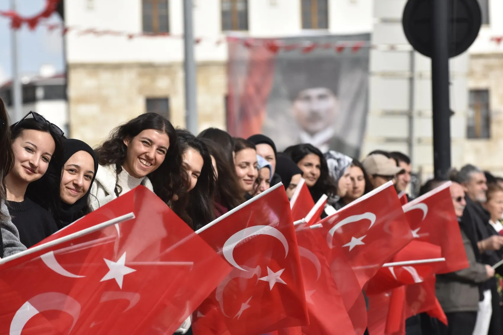 Sivas'ta Cumhuriyet coşkusu sınırları aştı: Avrupalı gençler meydanda haykırdı