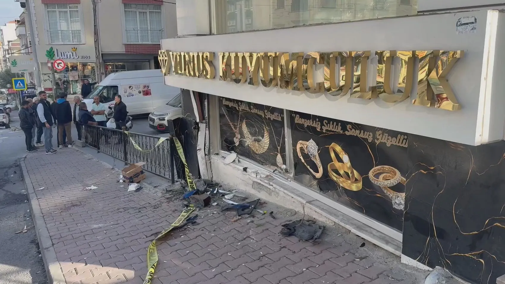 Esenyurt'ta dehşet anları: Kontrolden çıkan otomobil hem motosikleti hem de yayayı biçti