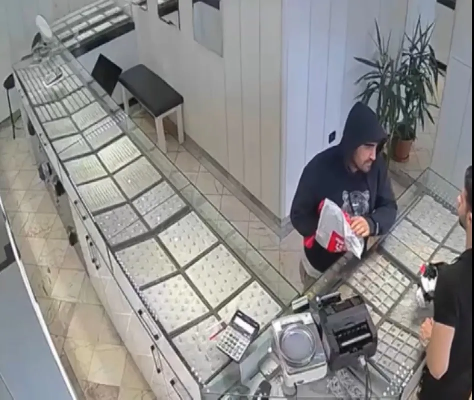 Kumar borcunu kapatmak için kuyumcuya girdi: Şemsiyeli soyguncunun büyük hayal kırıklığı