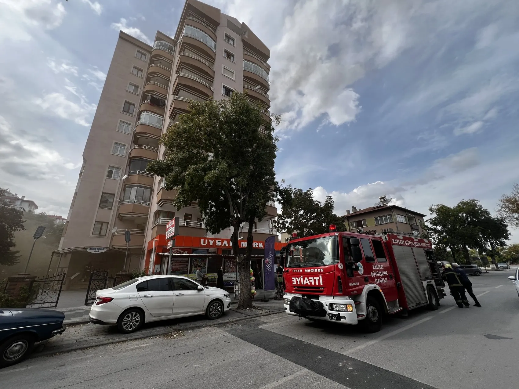 Kayseri'de tadilat faciası: 9 katlı binanın çatısı alevlere teslim oldu