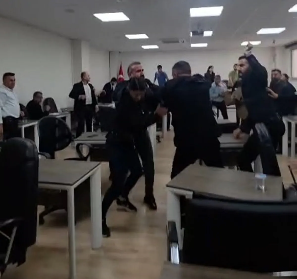 Silopi Belediye Meclisi'nde bütçe gerilimi: Toplantı salonunda yumruklar konuştu