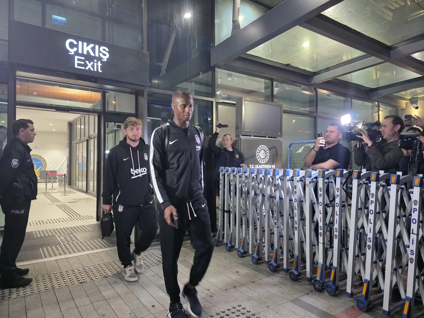 Beşiktaş Trabzon'a eksik kadroyla ayak bastı: Kritik randevu öncesi son hazırlıklar