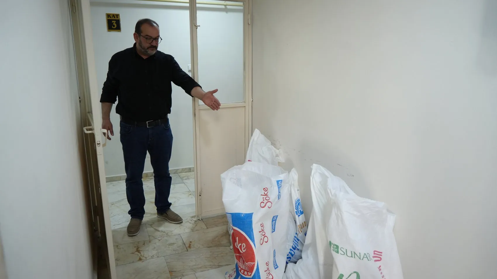 Kayseri'de evde oturduğu sırada dehşeti yaşadı: Tavandan kopan parçalar görme yetisini elinden aldı