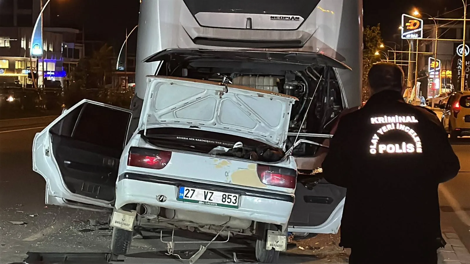 Malatya'da gece yarısı dehşeti: Otomobil otobüse çarptı, üç kişi hastanelik oldu