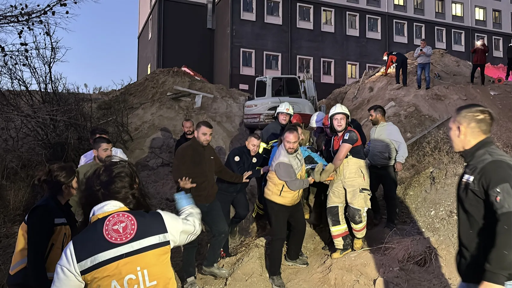 Üniversite kampüsünde korku dolu anlar: Toprak altında kalan işçiler için zamana karşı yarış