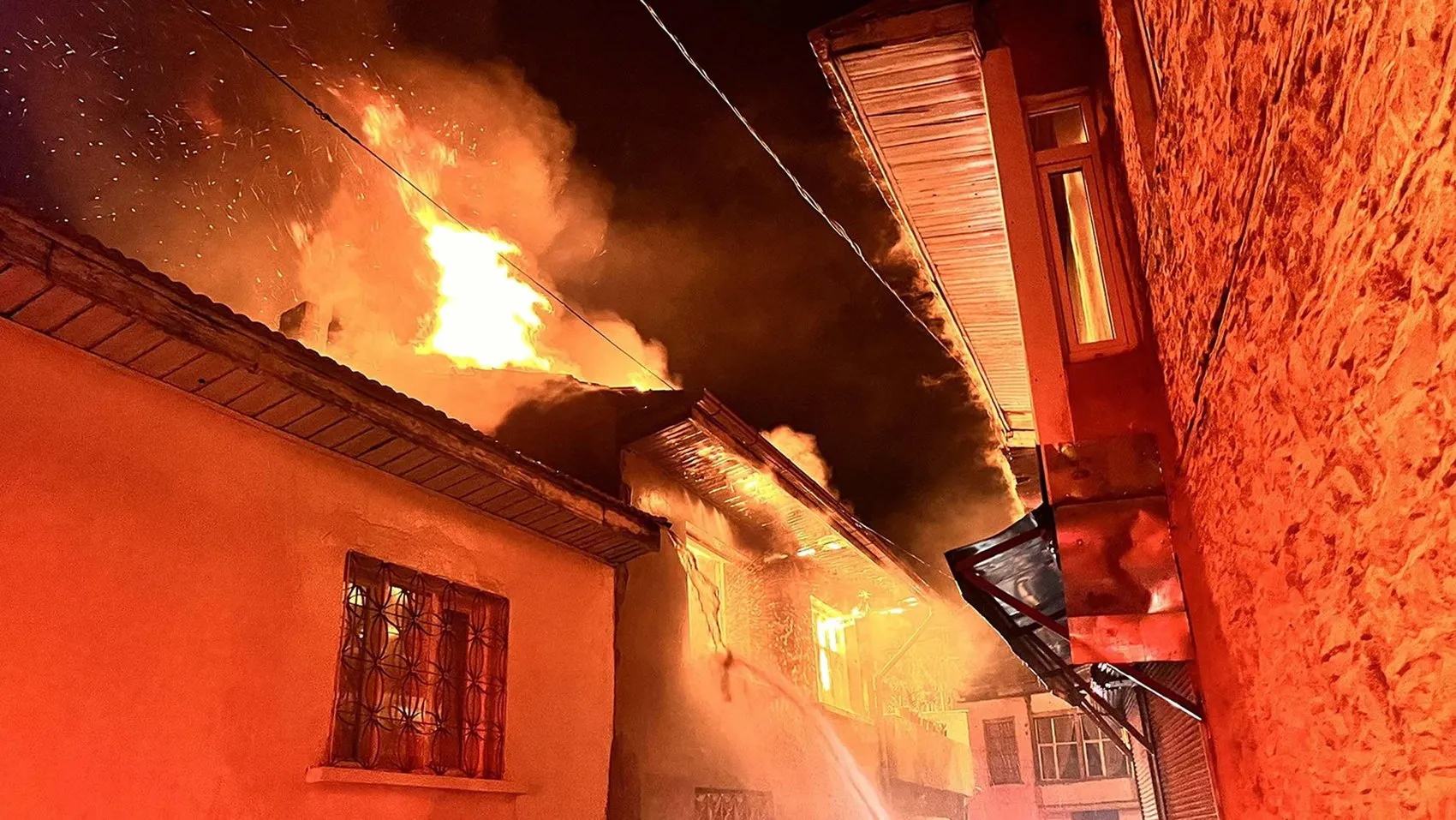 Evinin küle dönüşüne tanıklık ederken kalbi durdu: Kula'da hüzünlü veda