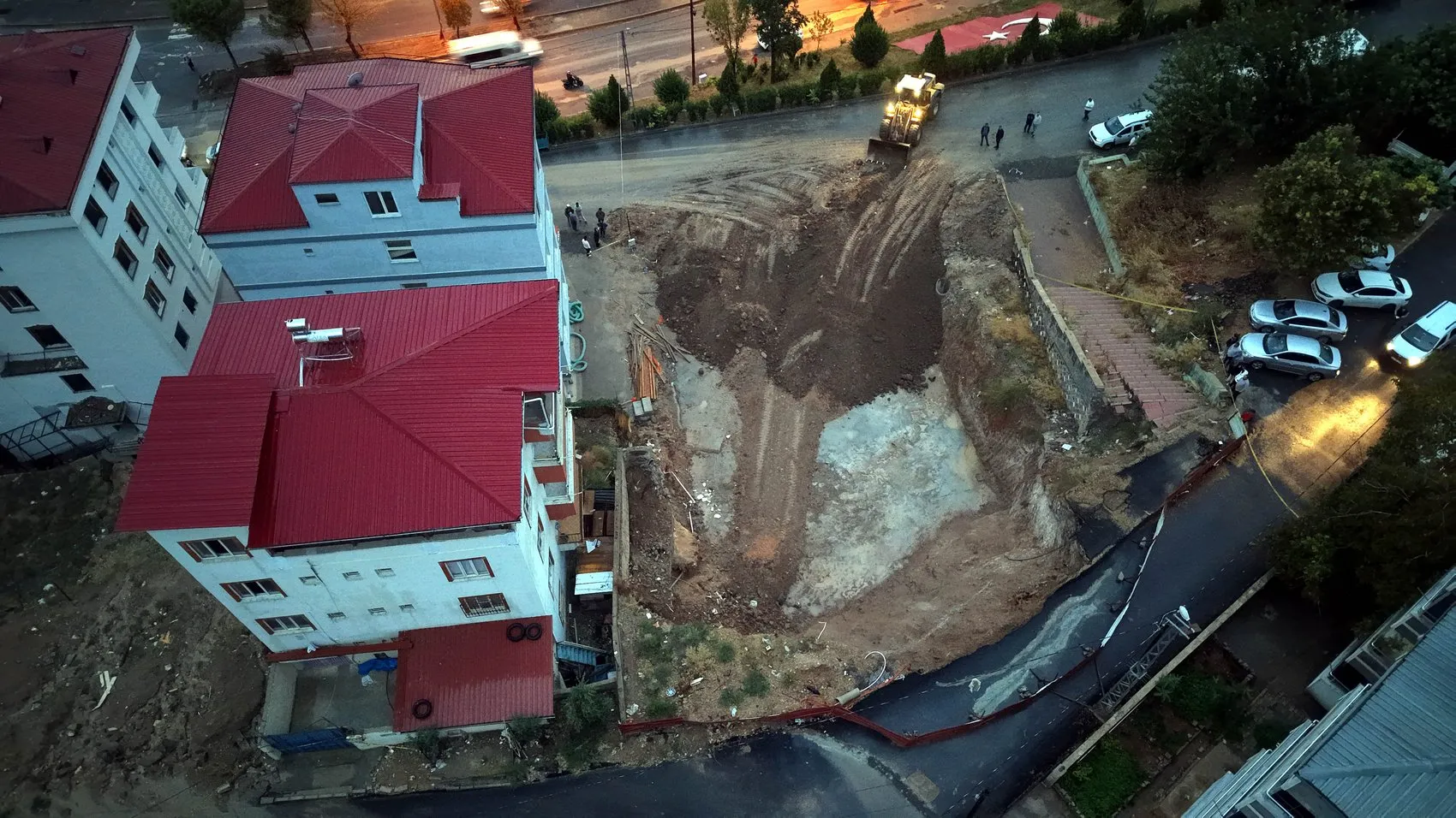 Kahramanmaraş'ta temel kazısı kabusu: Müteahhit kaçtı, mahalleli çaresiz kaldı