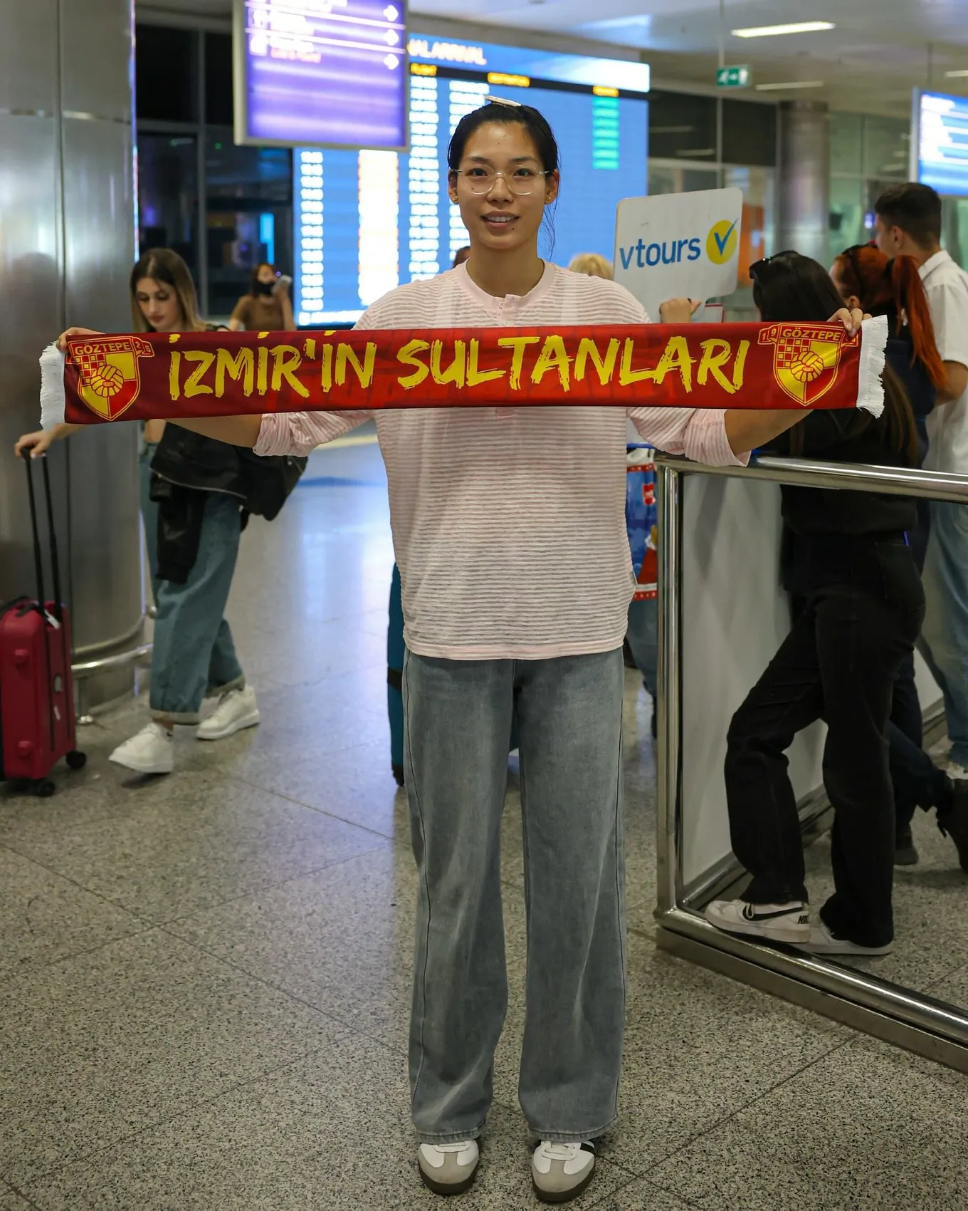 Göztepe'nin Çinli yıldızı İzmir'e indi: Şampiyon smaçöre çiçekli karşılama
