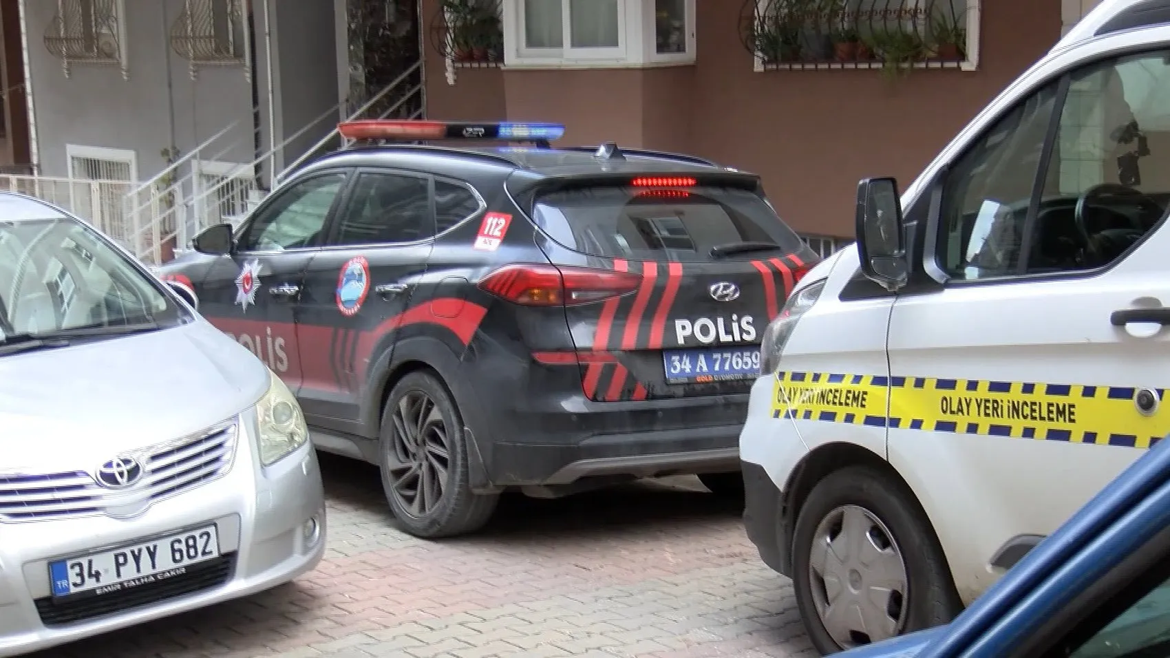 Çarşaflı kaçış planı kabusa döndü: 3'üncü kattan düşen iki genç kız ağır yaralandı