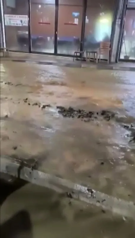 Yalova'da sağanak alarmı: Okullar tatil edildi, motosiklet trafiğine yasak geldi