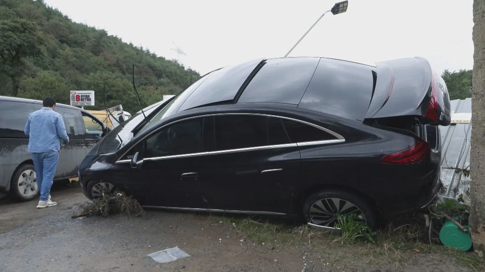 Ayazağa'da sel dehşeti: Bir kilometre sürüklenen araçtan camı kırarak kurtuldular