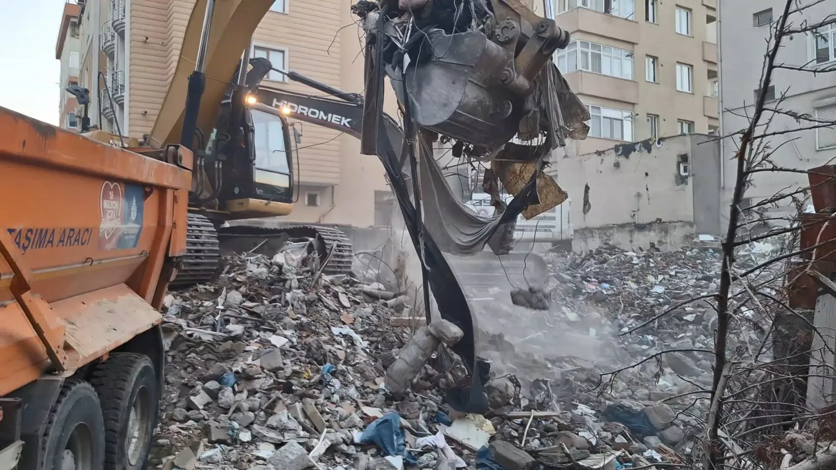 Maltepe'de 7 katlı binanın alt katları çöktü: 5 can kaybı, 55 kişi tahliye edildi