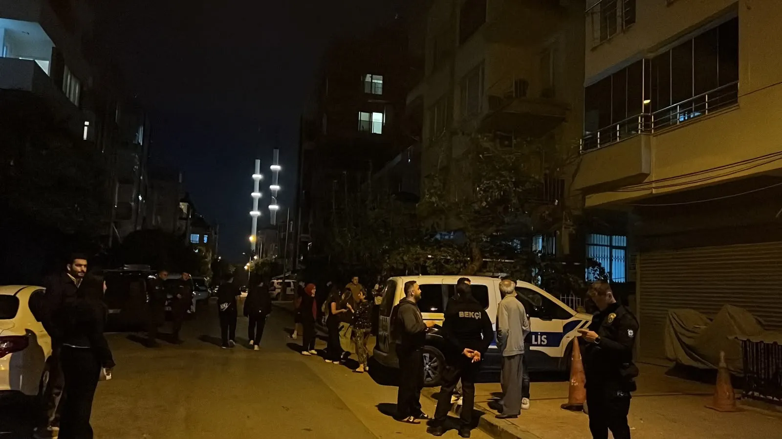 Mersin'de gece yarısı korku dolu anlar: 3 katlı binada zemin çöktü