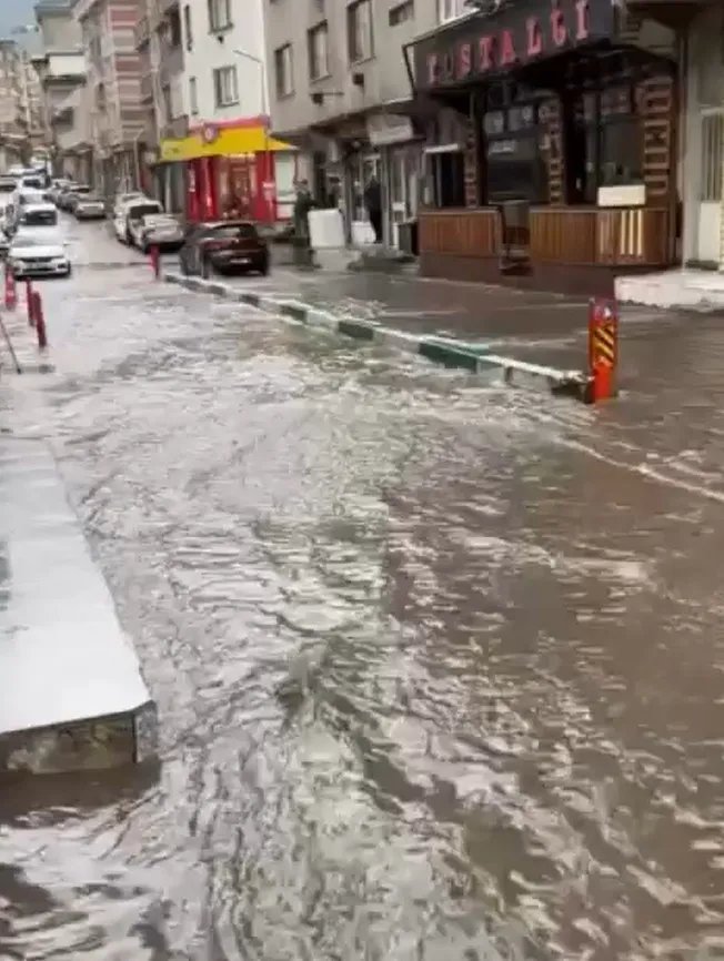 Bursa'da gökyüzü boşaldı: Şehir merkezinde ulaşım felç oldu