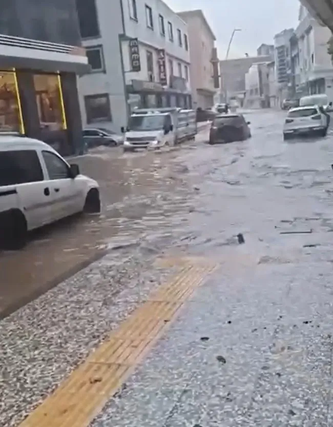 Bursa'da gökyüzü boşaldı: Şehir merkezinde ulaşım felç oldu