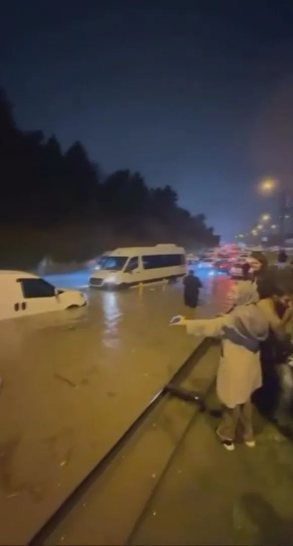 Sarıyer'de alışveriş merkezini sel vurdu: Müşteriler panikle dışarı çıkarıldı