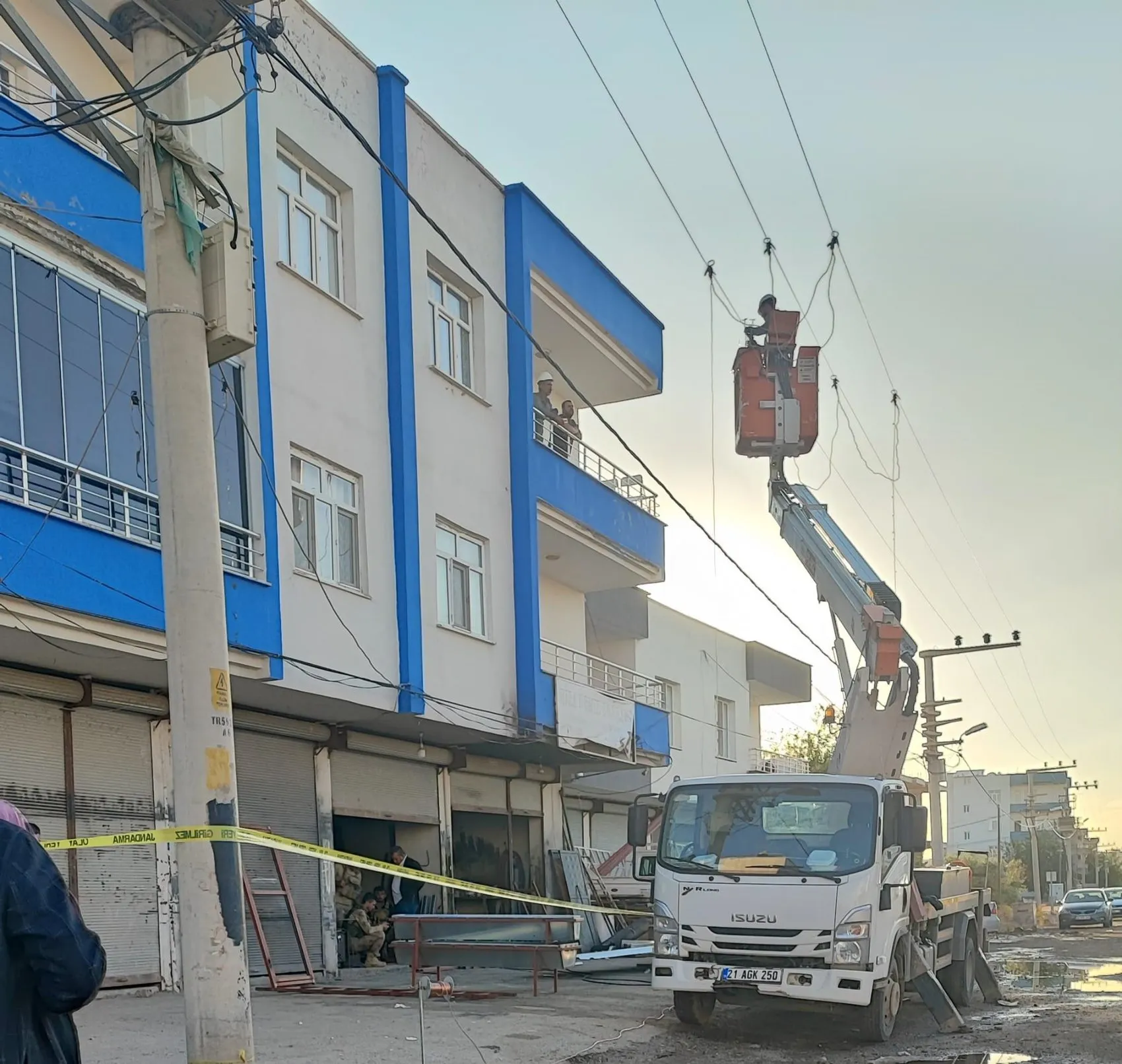 Bismil'de çatıdaki tamirat faciası: Yüksek gerilim hattı can aldı