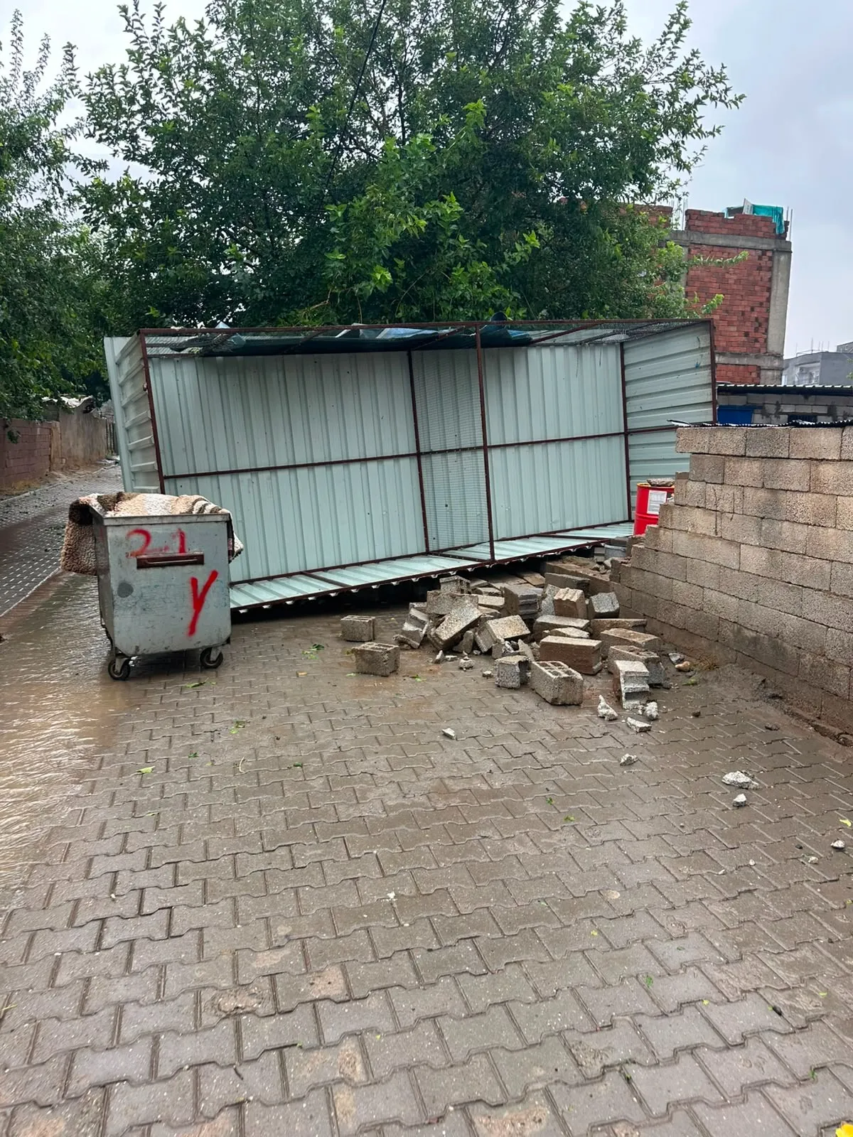 Diyarbakır'da korkutan anlar: Minare evin üzerine böyle çöktü
