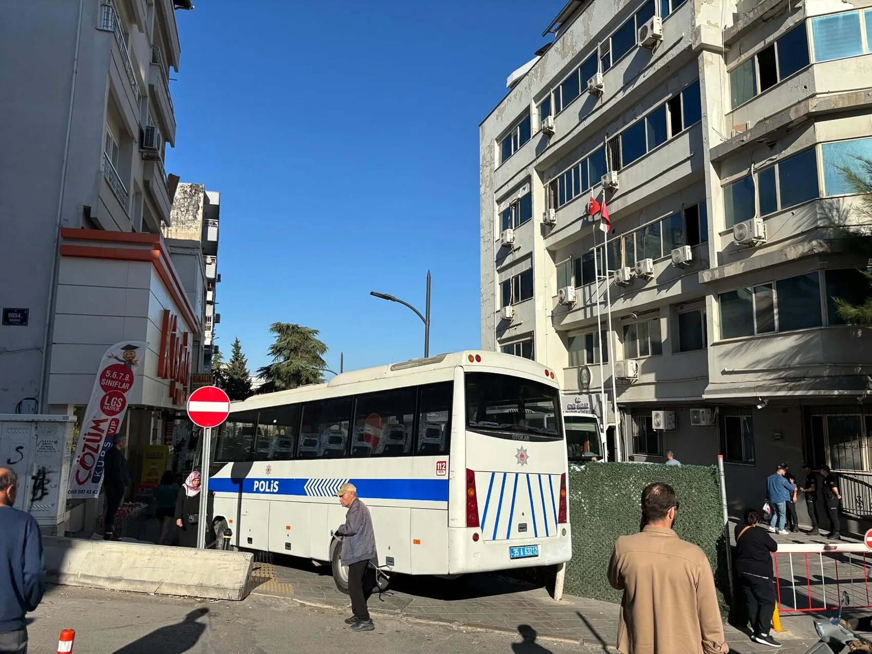 Bayraklı Belediyesi’nde 20 milyonluk vurgun iddiası: Eski başkan ve oğlu dahil 46 gözaltı