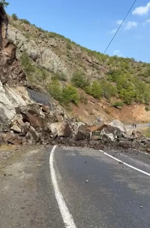 Artvin'de ulaşımı felç eden doğa olayı: Dev kaya kütleleri yolu kapattı