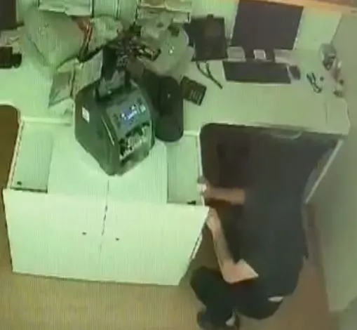 Kaldırım taşıyla çıktığı hırsızlık turunda eli boş dönünce yakayı ele verdi