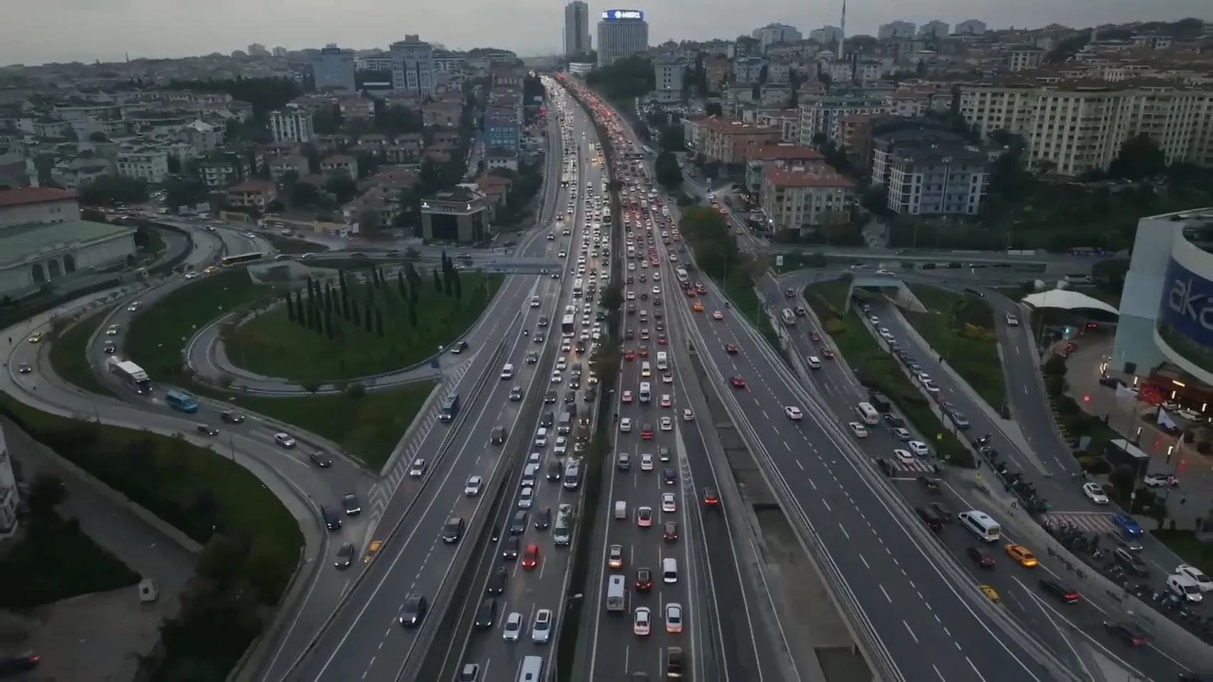 Dev maçlar öncesi İstanbul trafiği kilitlendi: Yüzde 72 alarmı