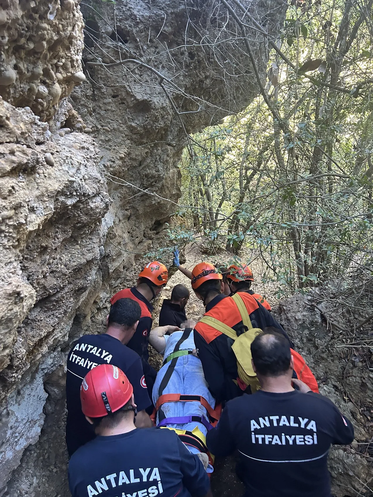 Kurşunlu Şelalesi'nde korku dolu anlar: Kayalık yolda dengesini kaybeden turist metrelerce sürüklendi